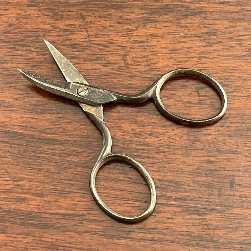 Antique small Clauberg Germany pair of metal scissors - Picture 3 of 5